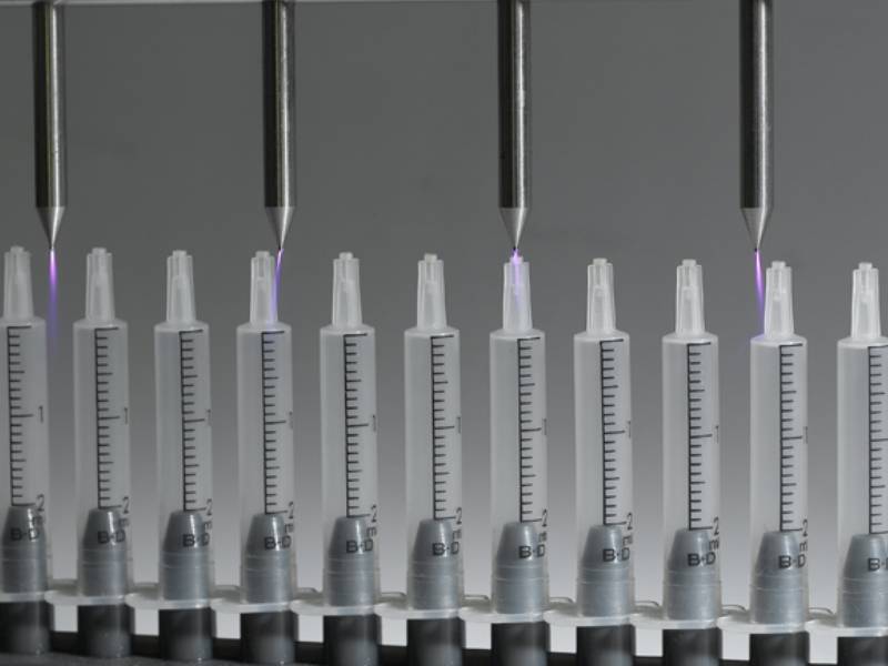 Station NeedleTEC de TANTEC pour augmenter la tension de surface du corps de seringues pour assemblage avec une aiguille inox
